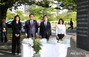 韓国人原爆犠牲者慰霊碑に献花する韓日首脳夫妻　／広島
