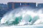 台風2号の影響で大きく波が立つ西帰浦の海