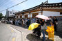 猛暑の中、サムゲタン店前で行列する人々　／ソウル