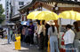 猛暑の中、サムゲタン店前で行列する人々　／ソウル