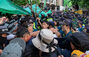 ▲5月31日午後、ソウルの世宗大路で、都心集会を終えた全国民主労働組合総連盟の組合員らが焼香所設置を巡って警察と対峙（たいじ）している。警察側は「違法なテントを設置しないでください」と警告放送を行った。／写真＝キム・ジホ記者