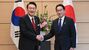 ▲尹錫悦大統領と岸田文雄首相が3月16日、東京で行った首脳会談で握手している。／韓国大統領室提供