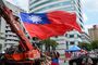 ▲台湾「国旗」を持つ台湾「国民」／聯合ニュース