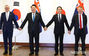 手をつなぐ韓国・日本・豪州・NZ首脳