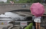▲ソウル全域に豪雨注意報が出された先月23日午前、清渓川の散策路は進入禁止になっていた。／聯合ニュース