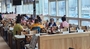 ▲先月30日午後、釜山市中区のチャガルチ市場にあるビル2階の刺身店で、窓の外を眺めながら水産物を食べる人々。写真＝聯合ニュース
