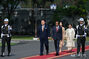 韓国大統領夫妻、インドネシア側の公式歓迎式典に出席