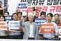 ▲ニュース打破のキム・ヨンジン代表と社員らが14日午前、ソウル市中区のニュース打破本社前で記者会見を終え、検察批判のスローガンを叫んでいる／NEWSIS