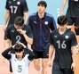 ▲男子バレーボール韓国代表は22日の試合でパキスタンに完敗した。写真はうなだれながらコートを後にする韓国選手たち。／聯合ニュース