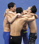 ▲25日、杭州アジア大会の競泳男子800メートルリレーで優勝し、抱き合って喜ぶ韓国代表チームの選手たち。写真＝NEWSIS