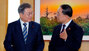 ▲文在寅（ムン・ジェイン）前大統領（左）と洪楠基（ホン・ナムギ）元経済副首相兼企画財政部長官が2018年12月17日、拡大経済関係閣僚会議で会話している ／朝鮮DB