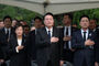 対話を交わす尹錫悦大統領と朴槿恵元大統領