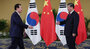 ▲韓国の尹錫悦大統領と中国の習近平国家主席が、11月15日（現地時間）の韓中首脳会談で握手をしている様子。2022.11.16／写真＝ニュース1