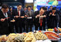 実業家らと釜山カントン市場のトッポッキを味わう韓国大統領