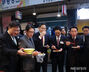 実業家らと釜山カントン市場のトッポッキを味わう韓国大統領
