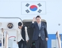 ▲ソウル空港から専用機で英国国賓訪問に出発する尹錫悦大統領と妻の金建希氏。機内に乗り込む際に手を振ってあいさつした。11月20日撮影。／聯合ニュース