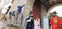 ▲ソウル市鍾路区の景福宮迎秋門（西門）近くの塀にシートを設置する文化財庁の職員。職員らはスプレーを使った落書きで破損した塀の復旧作業を進めている。18日午前撮影。／ニュース1
