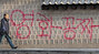 ▲ソウル鍾路区の国立古宮博物館近くの景福宮の塀に赤や青のスプレーで描かれた落書き。現場は普段から通行人が多く行き交う。16日撮影。／聯合ニュース