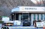 ▲21日、大田市儒城区の韓国国防科学研究所（ADD）内で爆発事故が発生した。写真は同日午後、研究所正門に入るトラック。写真＝聯合ニュース