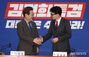 握手する李在明代表と韓東勲非常対策委員長