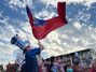 ▲台湾の台南市で行われた国民党の遊説で台湾の国旗を振る男性。7日撮影。／台南＝イ・ボルチャン特派員