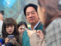 ▲台湾・民進党の頼清徳総統候補が12日午前、新北の遊説現場で台湾の記者らの質問を受けている様子。／新北＝李伐飡（イ・ボルチャン）特派員