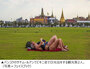 バンコクの王室庭園で外国人観光客がビキニ姿で日光浴…タイのネット民激怒