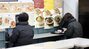 ▲1月4日、ソウル市内のあるフードコートで市民が一人で食事をしている。／聯合ニュース