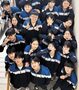 ▲昨年4月、ゴウン中学校（世宗市）の生徒たちが、生活服の上に体操服を着用し、記念写真を撮っている。／ゴウン中学校