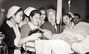 ▲李承晩大統領（当時）が1960年4月23日、デモ中にけがをした学生らの入院しているソウル大学病院を訪れ、泣きそうになりつつ見舞いをしているところ。／国家記録院
