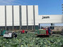 ▲台湾積体電路製造（TSMC）は2月24日、熊本県に新工場を開設した。写真は新工場のすぐ横のキャベツ畑で収穫作業を行う農家の人たち／成好哲（ソン・ホチョル）東京特派員