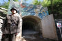 ▲18年5月24日、豊渓里核実験場の3番坑道前で任務に当たる北朝鮮の軍人。／写真共同取材団