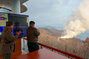 ▲北朝鮮の金正恩総書記が今月19日、西海衛星発射場で、新型中長距離極超音速ミサイル用多段階固体燃料エンジンの地上噴射試験を指導している様子。19日午前と午後に、西海衛星発射場で今回の試験を成功裏に行なったという。20日に北朝鮮の朝鮮中央テレビが報じた。／朝鮮中央テレビ・NEWSIS

