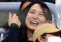 ▲18日にソウルの高尺スカイドームで行われた韓国代表対ドジャース戦を観戦する真美子さん。／news1