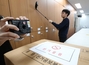 ▲違法カメラ探知機を使って点検を行う西区庁職員。29日撮影。／ニュース1