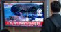 ▲北朝鮮が東海に向け弾道ミサイルを発射した2日朝、ソウル駅待合室で関連するニュースを見つめる市民。／聯合ニュース