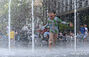 最高気温29℃…光化門の噴水で水遊びをする子どもたち　／ソウル