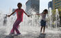 最高気温29℃…光化門の噴水で水遊びをする子どもたち　／ソウル