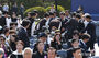 生徒たちと記念撮影する李在明・共に民主党代表