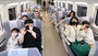 ▲4月22日午後、ソウル市竜山区のソウル駅で開かれたKTX青竜の試乗イベントで、試乗団が取材陣に向けて手を振っている様子。／NEWSIS