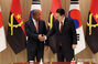 握手をする韓国・アンゴラ首脳