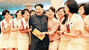 ▲2015年の朝鮮労働党創建70周年の記念公演後、北朝鮮の金正恩（キム・ジョンウン）総書記を取り囲んで笑顔を見せる牡丹峰楽団の団員／朝鮮中央テレビ