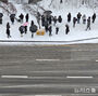 雪道で出勤のためバスを待つ人々　／京畿道