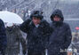 降りしきる雪の中、傘をさして出勤　／ソウル