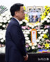 児童殺害事件の犠牲者を弔問する崔相穆権限代行
