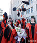 学士帽を投げて卒業を祝賀