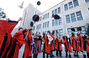 学士帽を投げて卒業を祝賀