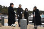 民主墓地を訪れた水嶋光一駐韓日本大使