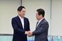 握手する李在明・共に民主党代表と李在鎔サムスン電子会長