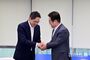 握手する李在明・共に民主党代表と李在鎔サムスン電子会長